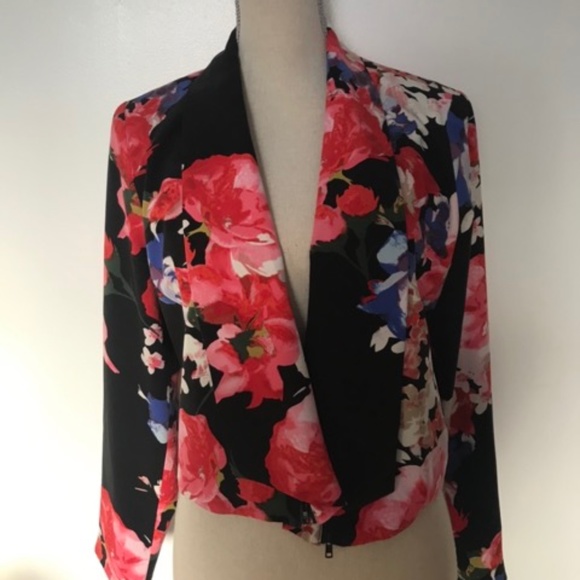 A Fun yet Elegant GUESS Short Blazer - Picture 2 of 6